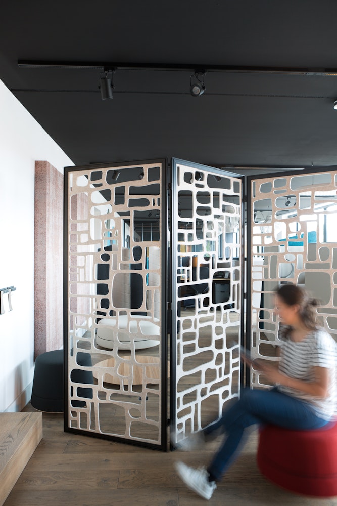 BuzziSpace BuzziFalls Standing Room Divider