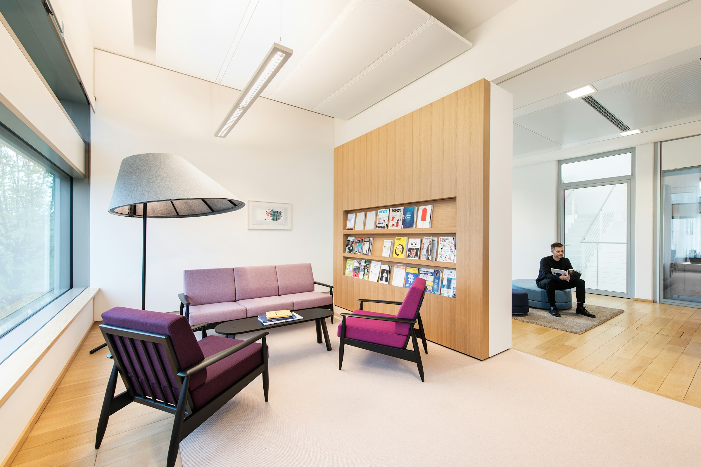 BuzziShade Standing and Nordic ST100 positioned in a seating area